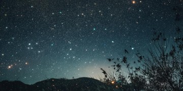 星星永远挂在天边究竟是哪首歌？