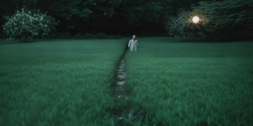 月光下你笑着走来究竟是哪首歌？