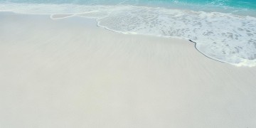 赤脚走到沙滩上究竟是哪首歌？